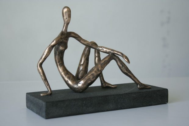 Pusguļošā III, 2008. Bronza, granīts. 18x11x8 cm. Autora īpašums.